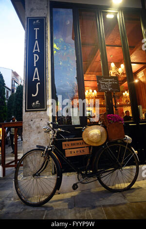 Tapas bar di notte a Granada, Spagna Foto Stock