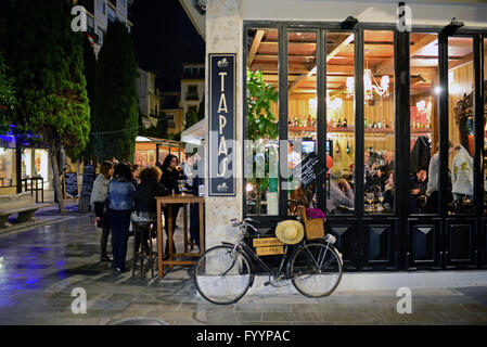 Tapas bar di notte a Granada, Spagna Foto Stock