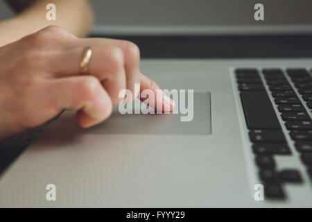 Donna di mani lavorando sul computer portatile Foto Stock