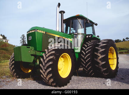 Modello moderno 4250 trattore John Deere in Pennsylvania centrale farm Foto Stock