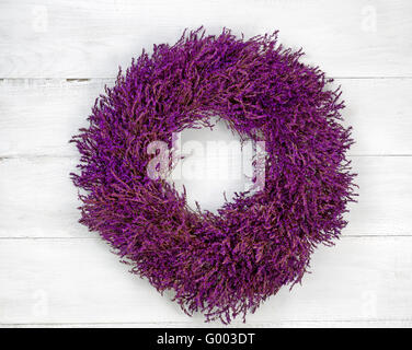 Corona di fiori di lavanda in età di legno bianco Foto Stock