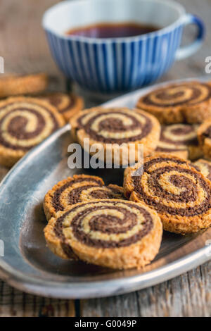 A due colori i cookie su un vassoio di metallo Foto Stock