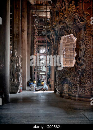 Santuario della verità tempio Vista interna degli uomini al lavoro. Pattaya Thailandia, S. E. Asia Foto Stock