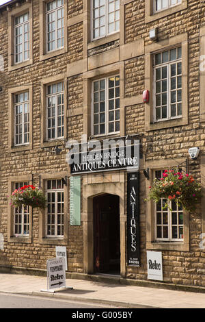 Regno Unito, Inghilterra, Yorkshire, Calderdale, Hebden Bridge, Albert Street, centro di antiquariato Foto Stock