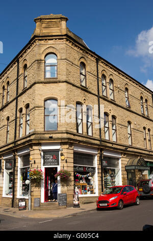 Regno Unito, Inghilterra, Yorkshire, Calderdale, Hebden Bridge, Albert Street, Hebden Cook e caffè Co in ex Co-op cooperativa hall Foto Stock