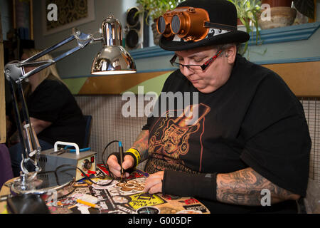 Regno Unito, Inghilterra, Yorkshire, Calderdale, Hebden Bridge, Steampunk Fair, Liz Caley da Nottingham facendo del Pyrography Foto Stock