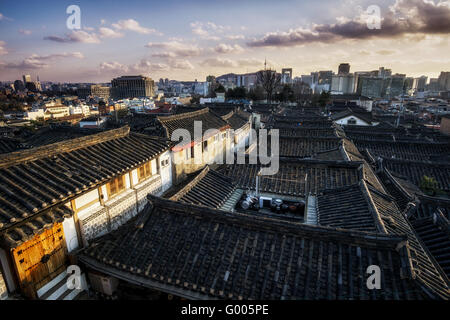 Il villaggio di Bukchon Hanok al tramonto Foto Stock