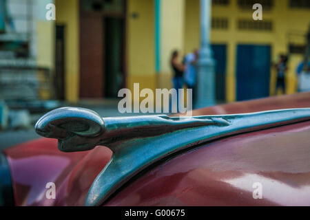 Close up di un vintage 'Dodge Ram' ornamento del cofano su un rosso borgogna auto d'epoca. Centro di Havana, La Habana, Cuba Foto Stock