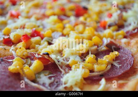 Vista in dettaglio di una deliziosa pizza con mais e salame. sfondo alimentare Foto Stock