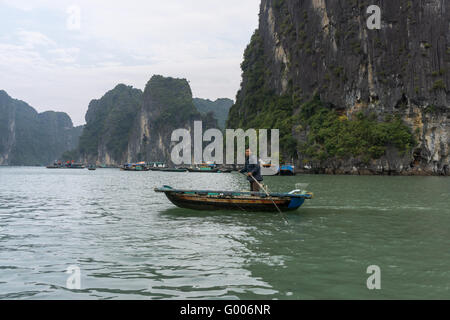 Pescatore in Halong Bay Foto Stock