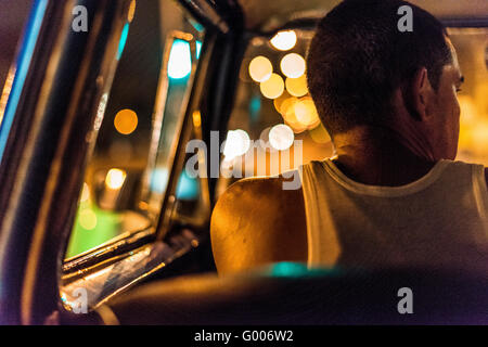 All'interno di un cubano di taxi di notte. Luci colorate glow esterno. L'Avana, La Habana, Cuba Foto Stock