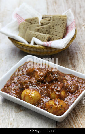 Doro wat (piccanti etiope stufato di pollo) e injera Foto Stock