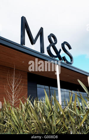 La nuova M&S Marks & Spencer department store e sale ristoro a Charlton South East London REGNO UNITO Foto Stock