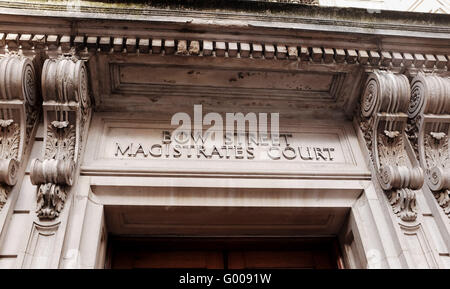 Entrata al vecchio Bow Street Magistrates Court di Covent Garden a Londra Regno Unito che ha chiuso nel 2006 Foto Stock