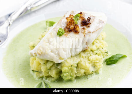 Filetto di merluzzo in basilico schiuma di Champagne Foto Stock