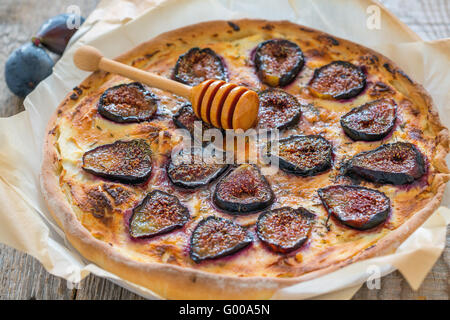 Pizza con fichi, il miele e il timo. Foto Stock