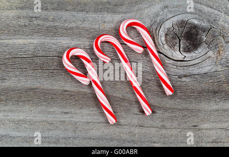 Candy Canes su legno rustico Foto Stock