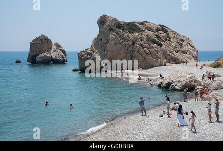 I turisti camminare e nuotare nel famoso punto di riferimento la roccia di Afrodite, Petra di Romiou all area di Paphos, Cipro Foto Stock