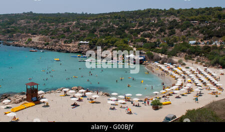 I turisti a Konnos Bay beach rilassarsi e godersi le loro vacanze estive nella zona di Protaras, Cipro Foto Stock