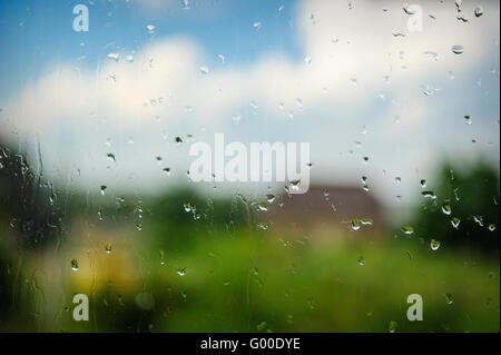 Gocce di pioggia sul vetro Foto Stock