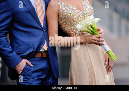 Lo sposo abbraccia la sposa Foto Stock