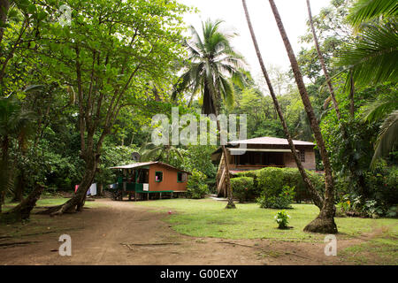 Alloggio vicino a Manzanillo Beach in Costa Rica. La spiaggia è vicino a Puerto Viejo del paese Limon provincia. Foto Stock