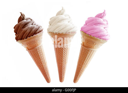 Cono gelato sapori tra cui cioccolato, vaniglia e fragola Foto Stock