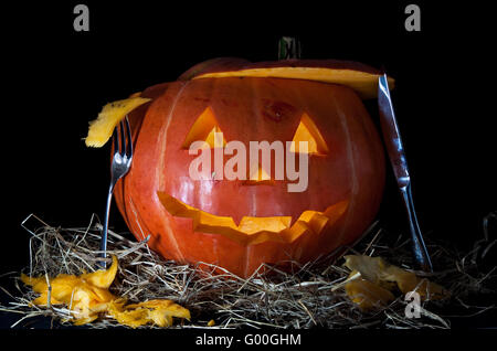 Zucca di Halloween, all'interno illuminato da luce, creepy cercando Foto Stock