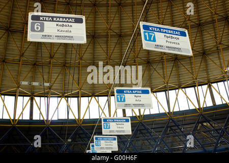 Stand numerati segni di destinazione n.6 Kavala e altre aree interne.di Salonicco KTEL autobus intercity / La stazione dei pullman 'Macedonia' Foto Stock