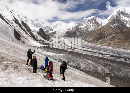 Gruppo di escursionisti a piedi su neve e ghiaccio terreno Foto Stock