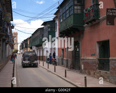 Scena di strada che mostra il vecchio balconi in legno in Cusco Peru Foto Stock