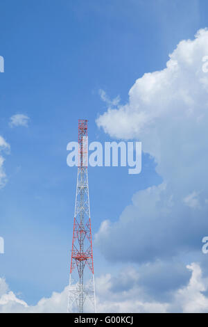 Comune di torre di comunicazione,torre cellulare, torre cellulare in costruzione contro il cielo blu e nuvole. Foto Stock