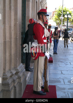 Le protezioni in piedi all'ingresso del palazzo di governo o il Palazzo Presidenziale di La Paz in Bolivia Foto Stock