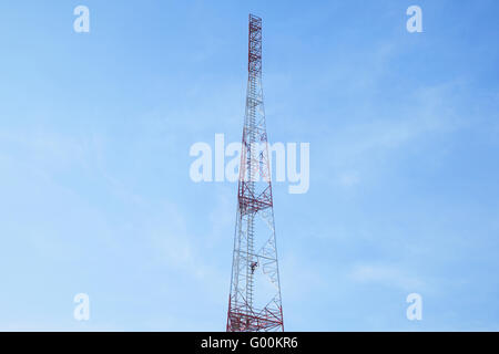 Comune di torre di telecomunicazione oltre il cielo blu. Foto Stock