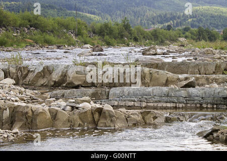 Piccolo fiume di montagna che scorre sulle rocce Foto Stock