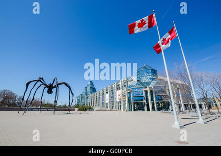 Ottawa, CA - 15 Aprile 2016: Galleria Nazionale del Canada e Louise Bourgeois 'Maman' spider scultura Foto Stock