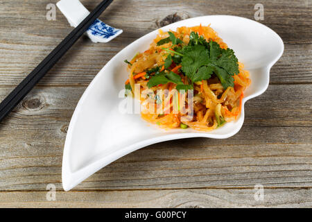 Un trito di verdure ed erbe pronto a mangiare Foto Stock
