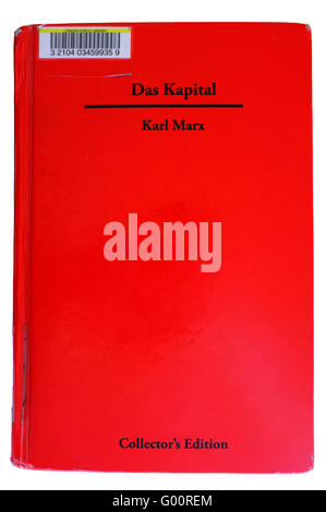 Il coperchio anteriore di Das Kapital di Karl Marx fotografati contro uno sfondo bianco. Foto Stock