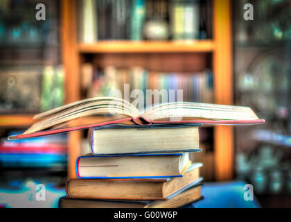 Una pila di libri in una piccola libreria Foto Stock