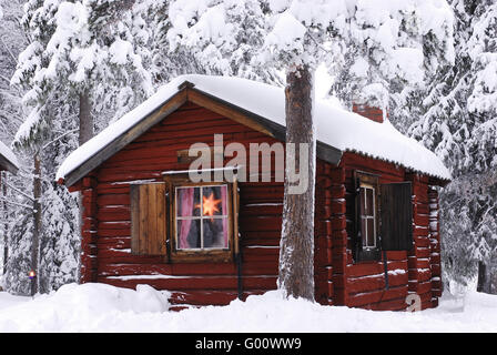 Cabina in boschi innevati Foto Stock
