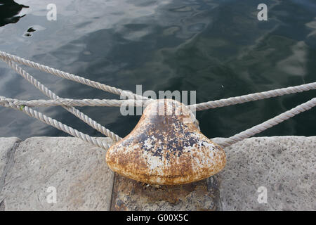 Hafenmauer Poller mit und Schiffstauen | parete del porto con la pila e funi Foto Stock