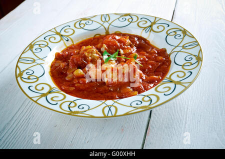 Sopa de Peixe com tomate. Zuppa di pesce con Hart . Cucina portoghese.Il fuoco selettivo. Foto Stock