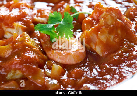 Sopa de Peixe com tomate. Zuppa di pesce con Hart . Cucina portoghese.Il fuoco selettivo. Foto Stock