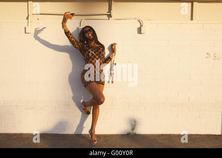 Prendendo un selfie presso la spiaggia di Venice Beach, Los Angeles, California, Stati Uniti d'America Foto Stock