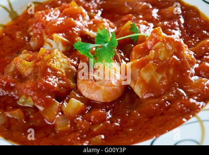 Sopa de Peixe com tomate. Zuppa di pesce con Hart . Cucina portoghese.Il fuoco selettivo. Foto Stock