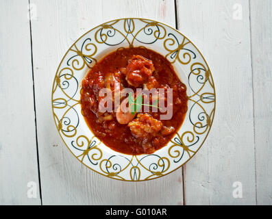 Sopa de Peixe com tomate. Zuppa di pesce con Hart . Cucina portoghese.Il fuoco selettivo. Foto Stock