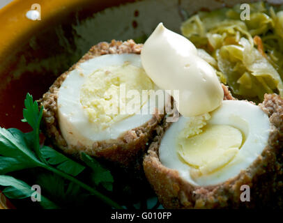 Albondigas sorpresa - uova sode avvolto in carne di salsiccia.Cucina spagnola Foto Stock