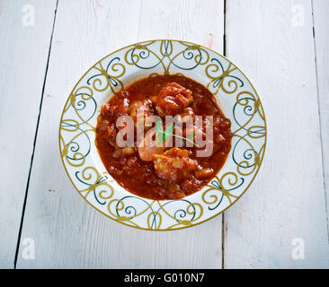 Sopa de Peixe com tomate. Zuppa di pesce con Hart . Cucina portoghese.Il fuoco selettivo. Foto Stock