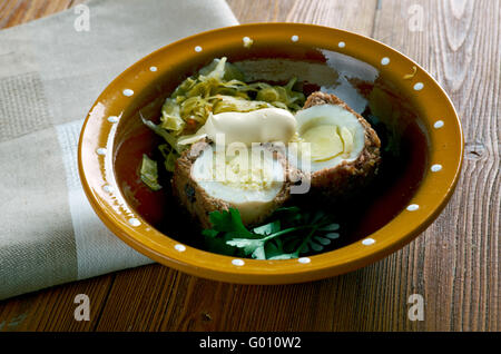 Albondigas sorpresa - uova sode avvolto in carne di salsiccia.Cucina spagnola Foto Stock