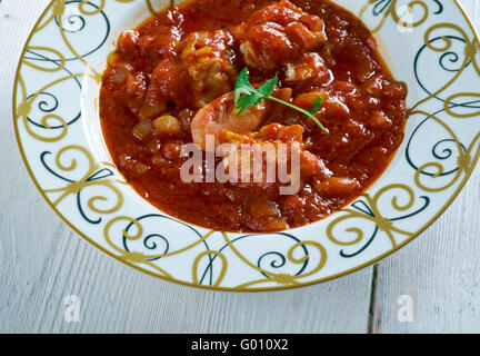 Sopa de Peixe com tomate. Zuppa di pesce con Hart . Cucina portoghese.Il fuoco selettivo. Foto Stock